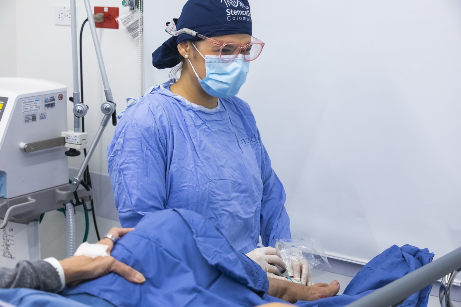 La Dra. Diana Reyes aplicando el tratamiento