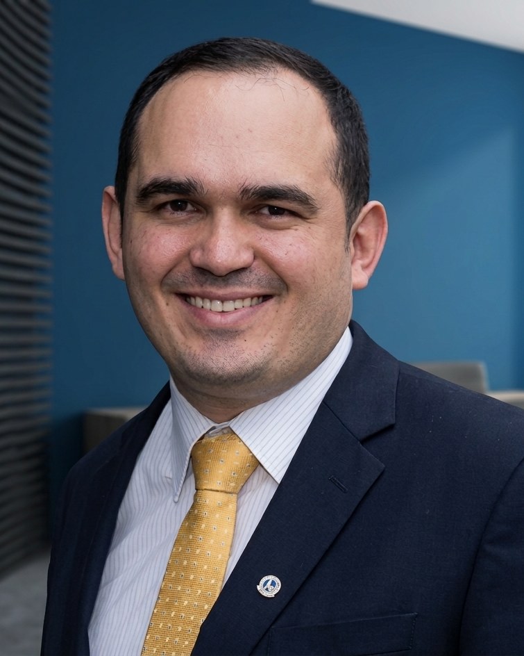 Dr. Esteban Toro