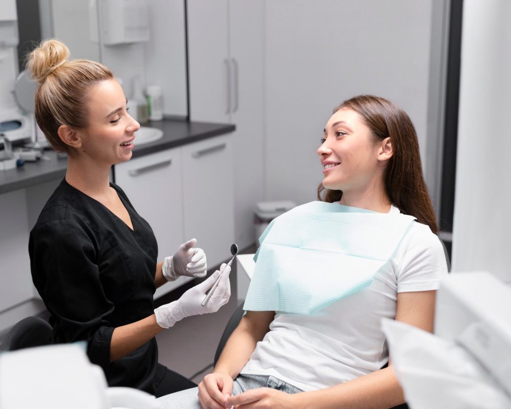 paciente-y-dentista-de-tiro-medio-en-la-clinica